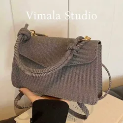 Cartera mediana color carmelita grisoso con detalles en dorado