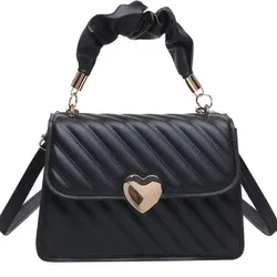 Cartera mediana negra con detalle de corazón dorado