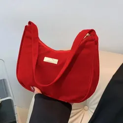 Cartera mediana roja con detalle dorado