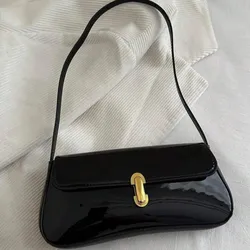 Cartera negra con detalle dorado