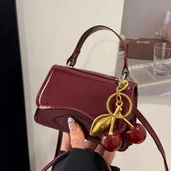 Cartera pequeña rojo vino con Charm de cereza