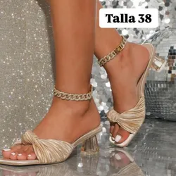 Tacones dorados elegantes