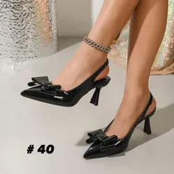 Tacones puntifinos negros con lazo