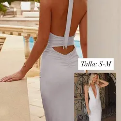 Vestido blanco con la espalda descubierta y escote