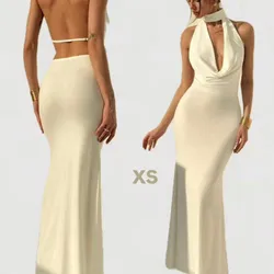 Vestido blanco elegante con escote y amarrado al cuello