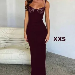 Vestido color rojo vino con escote de encaje