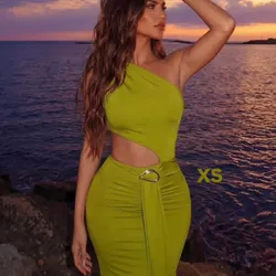 Vestido de verano color verde con detalle en la falda dorado