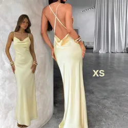 Vestido elegante de satén color amarillo pastel