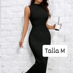 Vestido negro básico de cuello alto 