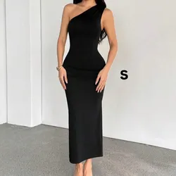 Vestido negro de manga al lado elegante
