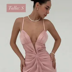 Vestido rosado elegante con escote