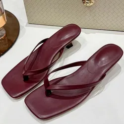 Zapatos de tacón bajo color rojo vino