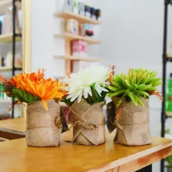 Maceta de saco con flores