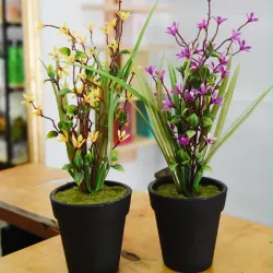 Maceta negra con flores