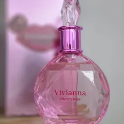 Vivianna Cherry kiss