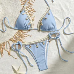 Bikini azul claro con conchas