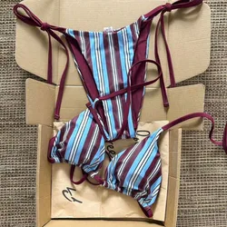 Bikini azul de rayas moradas