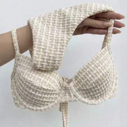 Bikini beige claro con relieve
