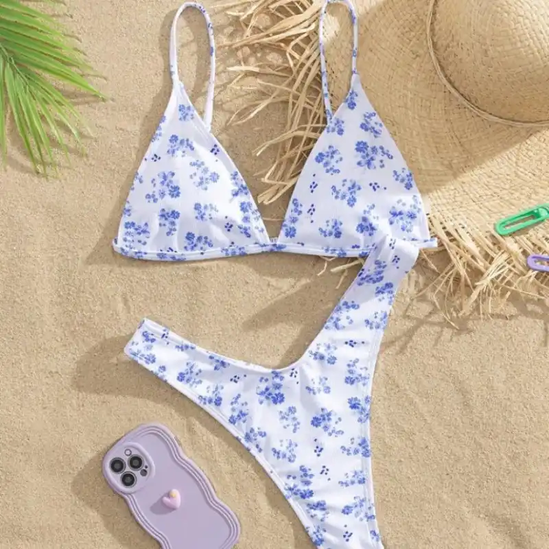 Bikini blanco con flores lilas