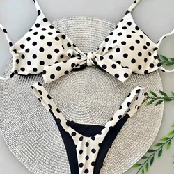 Bikini blanco de lunares negros