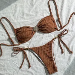 Bikini carmelita con concha en la parte superior