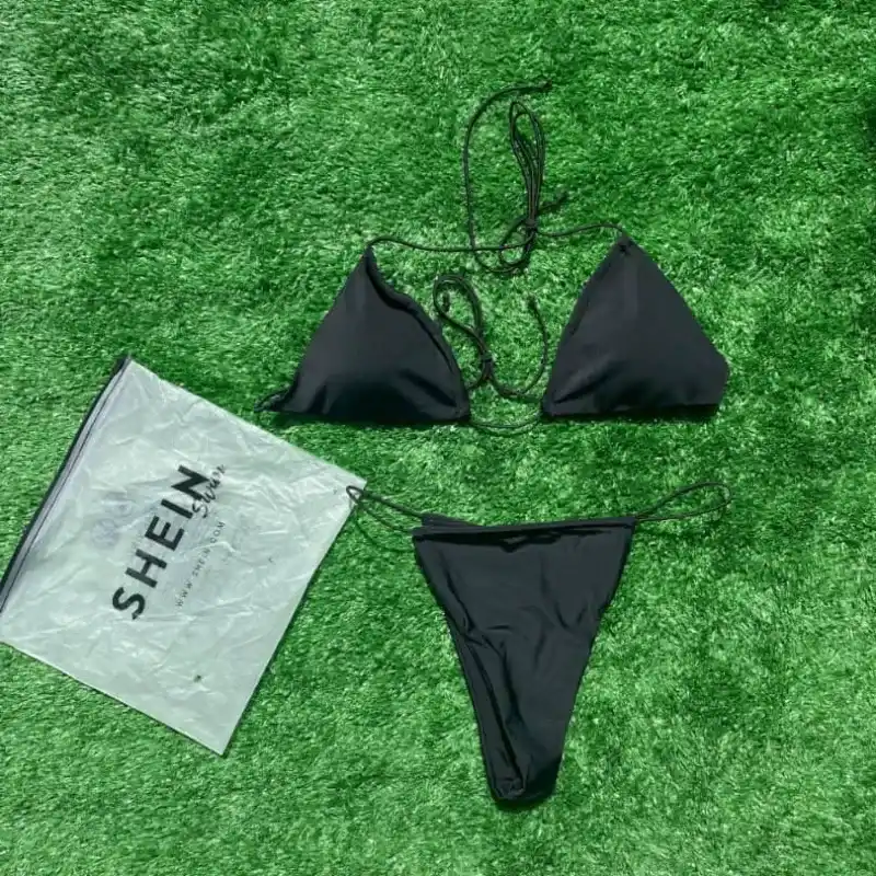 Bikini negro de tiras finas