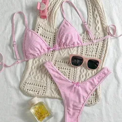 Bikini rosa claro con lazo en la parte de abajo