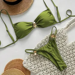 Bikini verde con detalles dorados