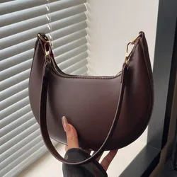 Bolso de hombro color marrón en forma de media luna