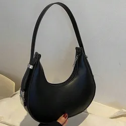 Bolso de hombro color negro en forma de media luna