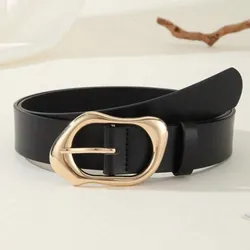 Cinto negro con hebilla deforme dorada