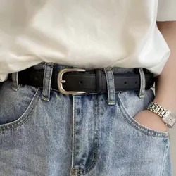 Cinto negro con hebilla plateada