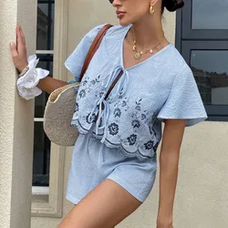 Conjunto azul de blusa con encaje
