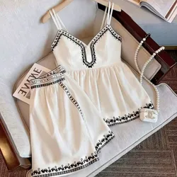 Conjunto beige con borde negro