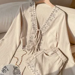 Conjunto beige de camisa mangas largas con estampado