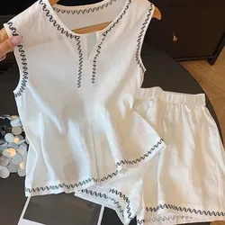 Conjunto blanco con detalles negros