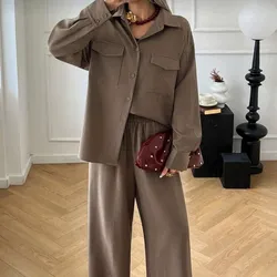 Conjunto café de camisa y pantalón