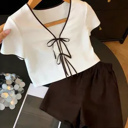 Conjunto de blusa blanca con lazos y short carmelita