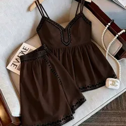 Conjunto marrón con borde negro