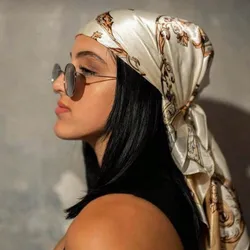 Pañuelo beige estampado