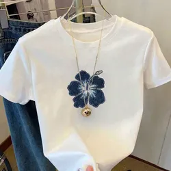 Top blanco con flor azul