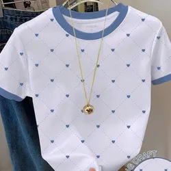 Top blanco de corazones azules