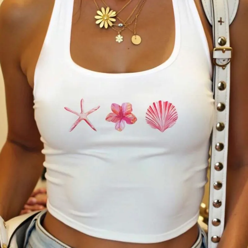 Top con conchas y flores rosa delante