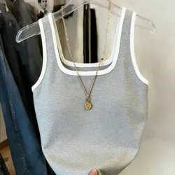 Top gris claro con borde blanco