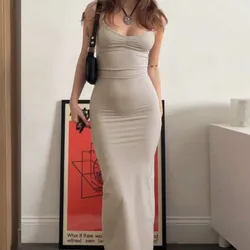 Vestido beige ajustado largo