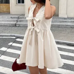 Vestido beige de lazos delante