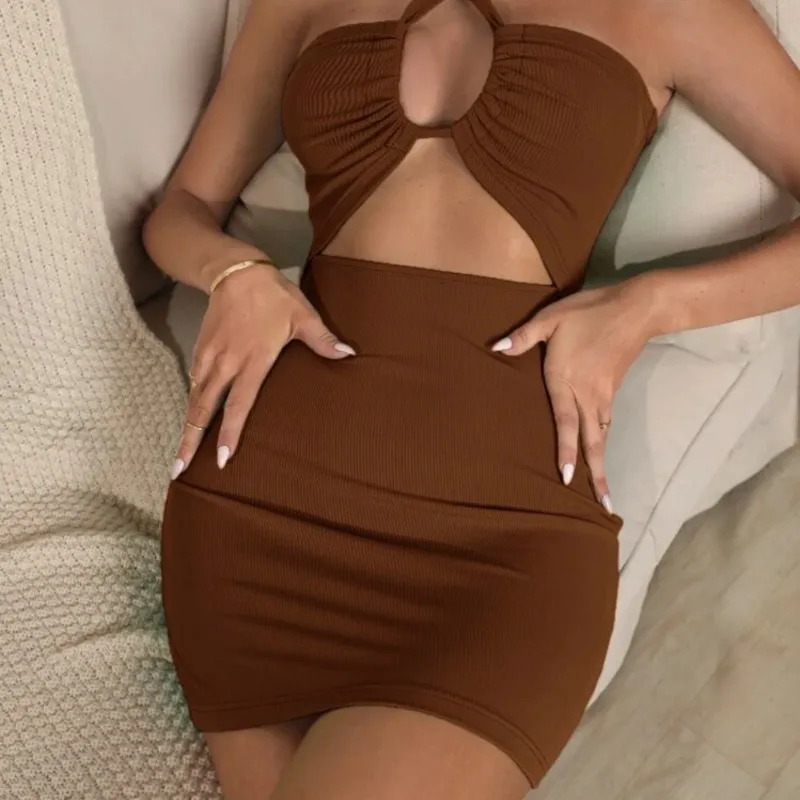 Vestido carmelita con entrelazo delante