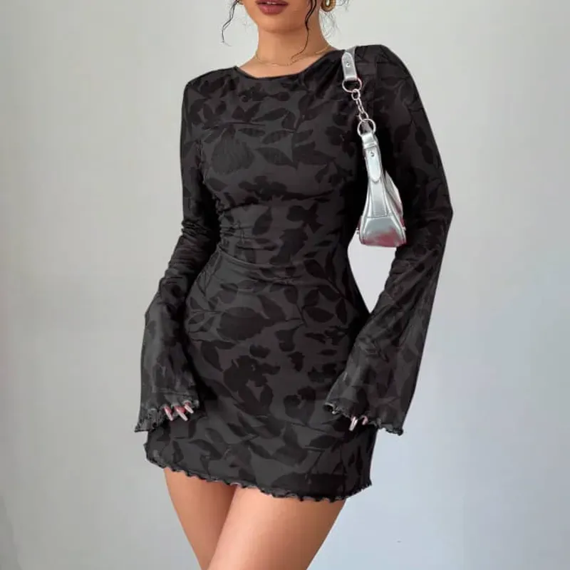 Vestido corto negro de manga larga