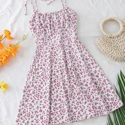 Vestido corto rosado estampado de tirantes