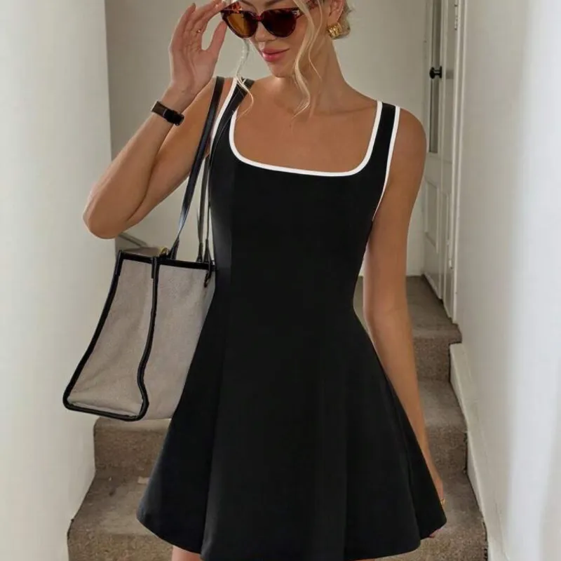 Vestido negro con borde blanco